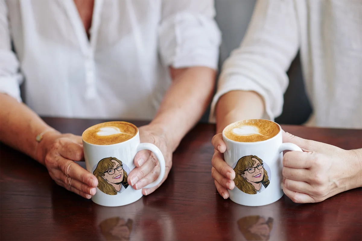Zwei Personen halten Becher mit Cappuccino. Auf den Bechern ist das Piktogramm von Petra Keck.