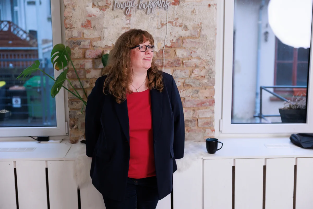 Petra Keck lächelt an der Wand