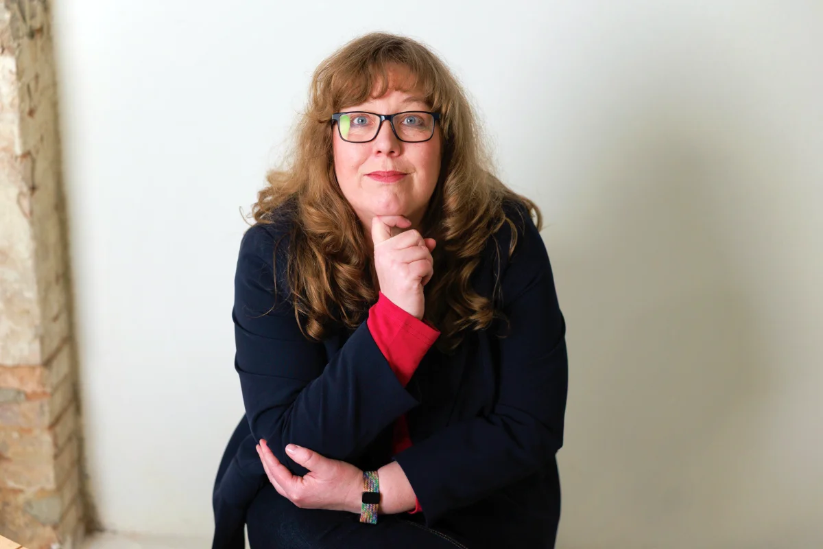 Petra Keck posiert keck Petra Keck stützt den Kopf in die Hand