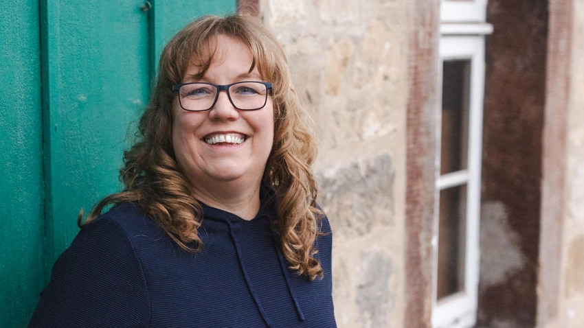 Petra Keck Petra Keck steht vor einer grünen Tür